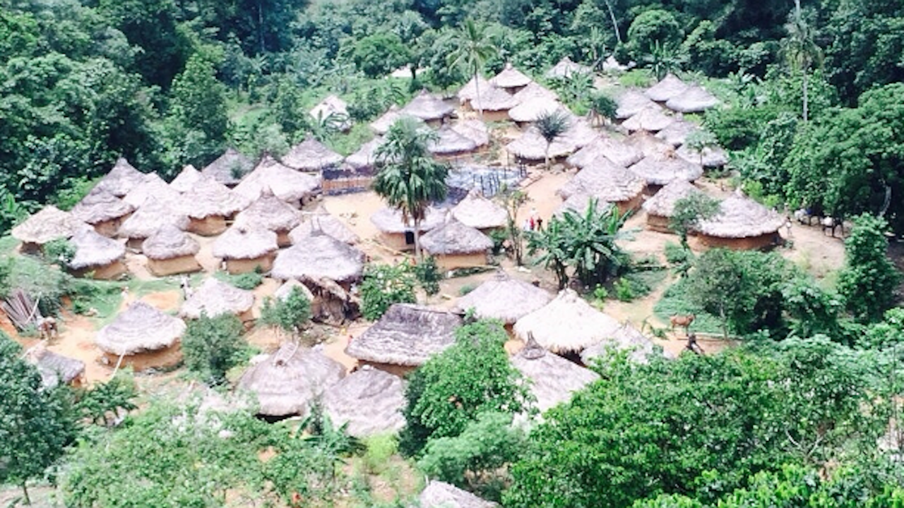 Vista aérea de la comunidad Kogi donde cayó el rayo la madrugada de este domingo, en el centro se ve la kankurua incendiada.