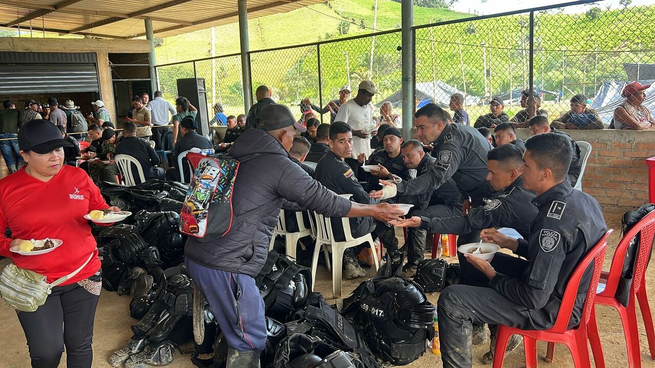 Estos uniformados terminaron en poder de la comunidad en medio de la gigantesca asonada que se registró en la tarde de este jueves 6 de marzo en la zona rural del municipio de Argelia, Cauca.