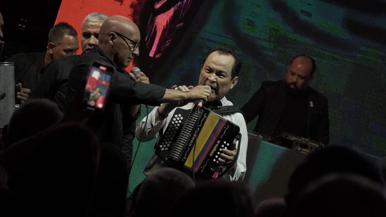 El rebelde del vallenato es también un fan de Elvis Presley; por lo que a veces, en sus conciertos, entona notas de Rock and Roll con su acordeón.