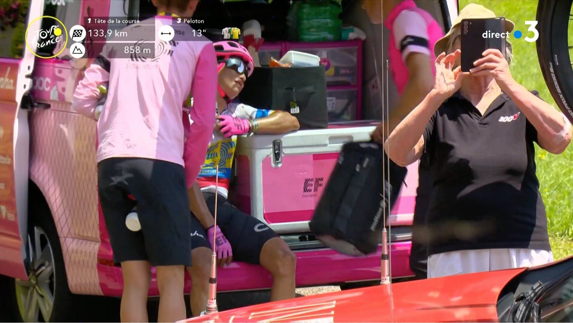 Esteban Chaves se retiró del Tour.