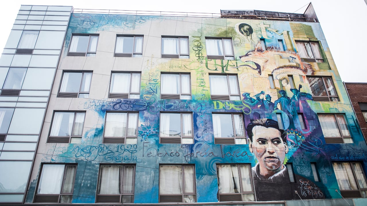 Mural urbano dedicado a Federico García Lorca en una fachada de edificio en Nueva York.