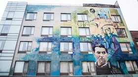 Mural urbano dedicado a Federico García Lorca en una fachada de edificio en Nueva York. Foto: Bill Tompkins/Getty Images.