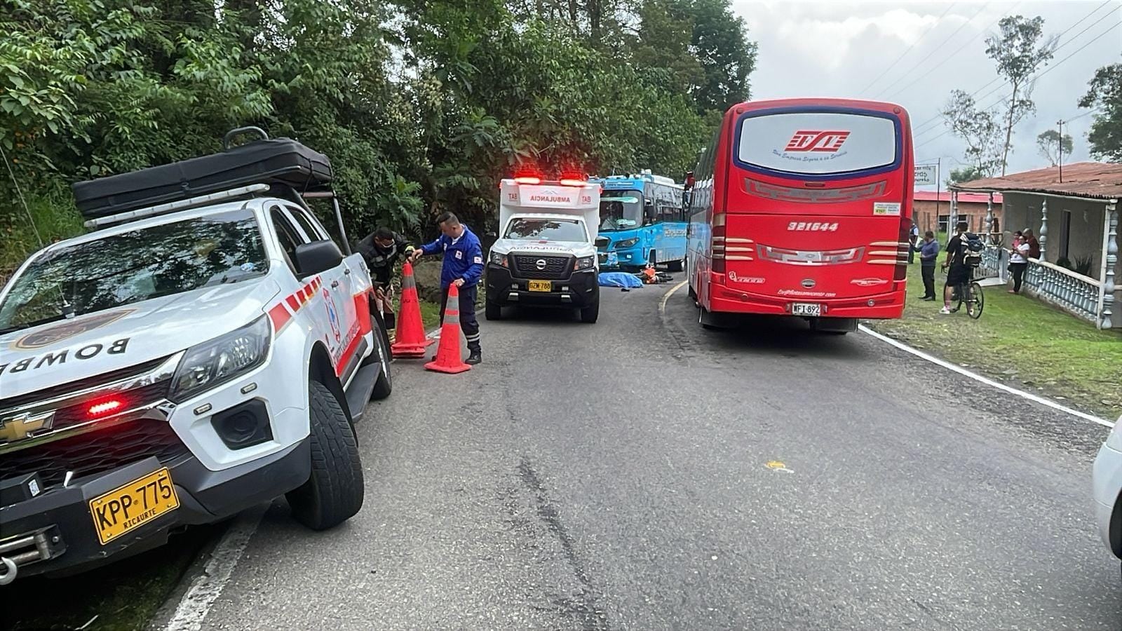 La víctima, cuya identidad aún se desconoce, falleció en el lugar debido a la gravedad de sus lesiones.