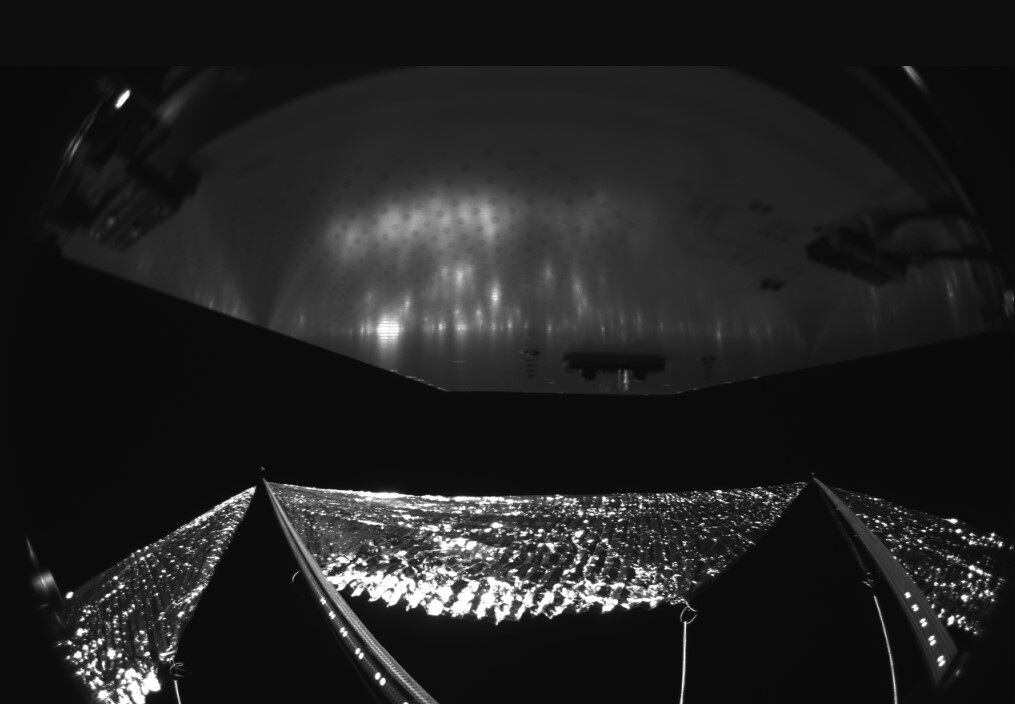 Primera imagen de la vela solar gigante de la NASA en el espacio.