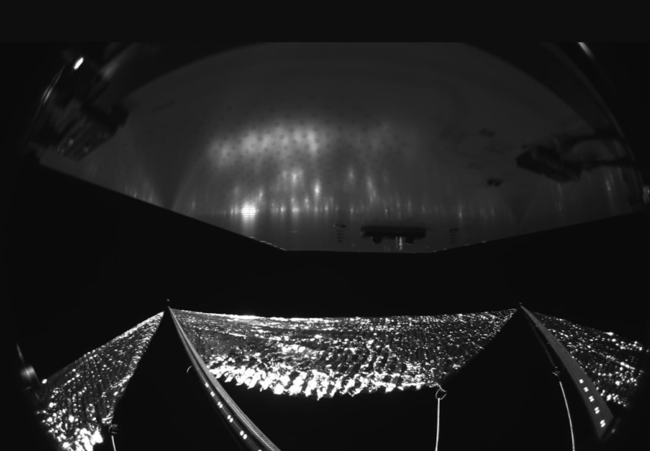 Primera imagen de la vela solar gigante de la NASA en el espacio.