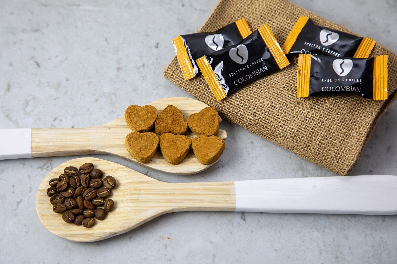 El café instantáneo en forma de corazón minucioso de un amplio trabajo industrial.