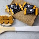 El café instantáneo en forma de corazón minucioso de un amplio trabajo industrial.