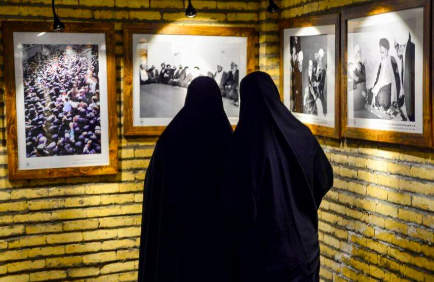 Dos mujeres iraníes miran los retratos del líder de la Revolución Islámica, el ayatolá Ruhollah Jomeini. Con motivo de la celebración de los 40 años de la Revolución islámica en Irán, visitan la casa donde vivió el líder durante su exilio de 13 años en Irak, en la ciudad santa central de Najaf. Foto tomada el 13 de febrero de 2019 FOTO: Haidar HAMDANI / AFP