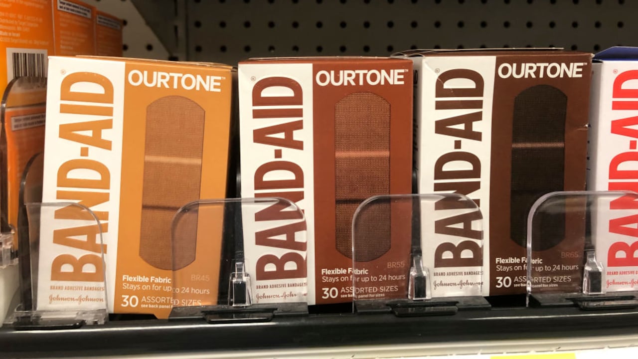 Se encontraron diferentes productos, etre ellos las curitas Banditas Aid que contienen cantidades peligrosas de químicos