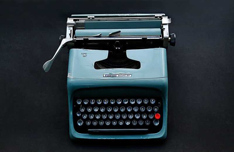 2. La máquina de escribir. Había que pensar muy bien antes de presionar una tecla porque, una vez la tinta estampaba la letra en el papel, no había vuelta atrás sin dejar rastro. En una época en la que no se permitían borrones ni tachones, el gasto de tiempo y de papel era grande, aunque había ayudas, como un líquido blanco que barnizaba el error y permitía reescribir sobre él. Las máquinas eran ruidosas, solo tenían un tipo de letra y no eran tan portátiles como el computador personal, que luego las reemplazó. Corey Blair, un millennial que hizo el experimento de usarla por una semana, trinó sobre ellas: “Esta cosa apesta. #Dolor #lágrimas”.