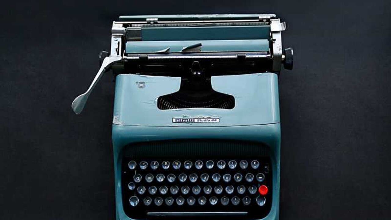 2. La máquina de escribir. Había que pensar muy bien antes de presionar una tecla porque, una vez la tinta estampaba la letra en el papel, no había vuelta atrás sin dejar rastro. En una época en la que no se permitían borrones ni tachones, el gasto de tiempo y de papel era grande, aunque había ayudas, como un líquido blanco que barnizaba el error y permitía reescribir sobre él. Las máquinas eran ruidosas, solo tenían un tipo de letra y no eran tan portátiles como el computador personal, que luego las reemplazó. Corey Blair, un millennial que hizo el experimento de usarla por una semana, trinó sobre ellas: “Esta cosa apesta. #Dolor #lágrimas”.