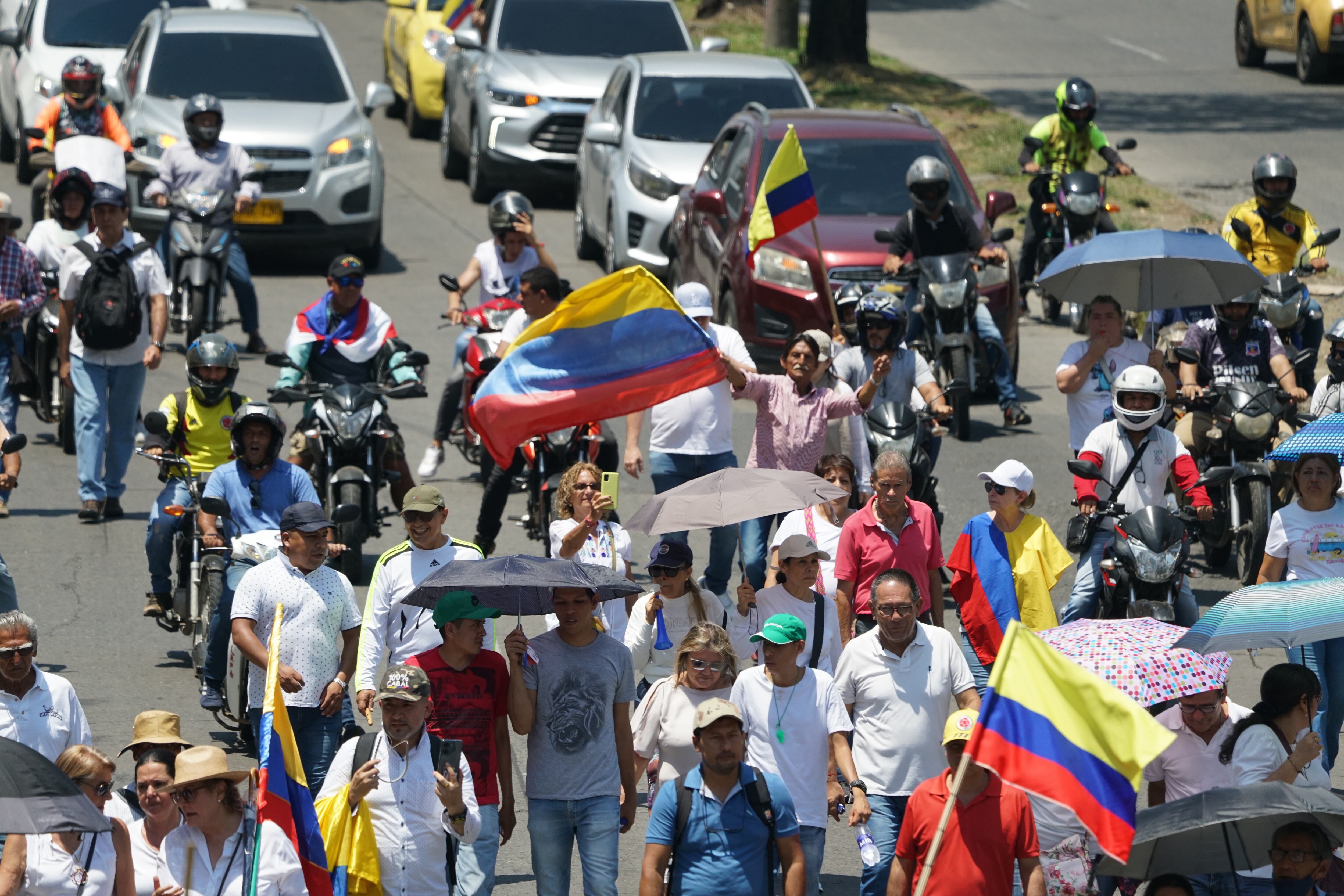 Así se vivió la marcha en contra del alza de la gasolina en la capital del Valle. A pie, en moto y en vehículos particulares, salieron desde el Parque de las Banderas y llegó a la Gobernación.