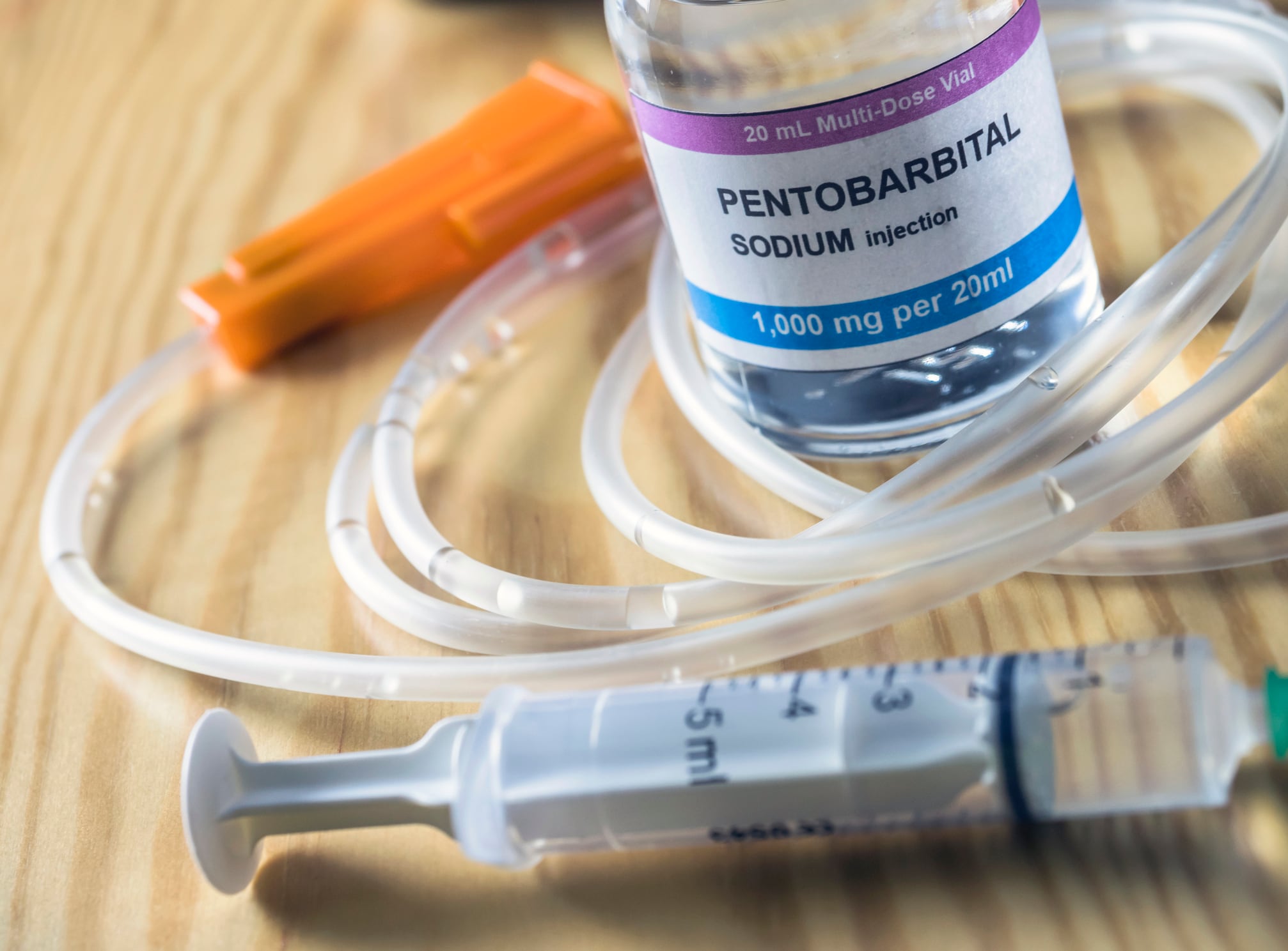 El medicamento pudo haber terminado en los tejidos de sus brazos y no en el torrente sanguíneo.