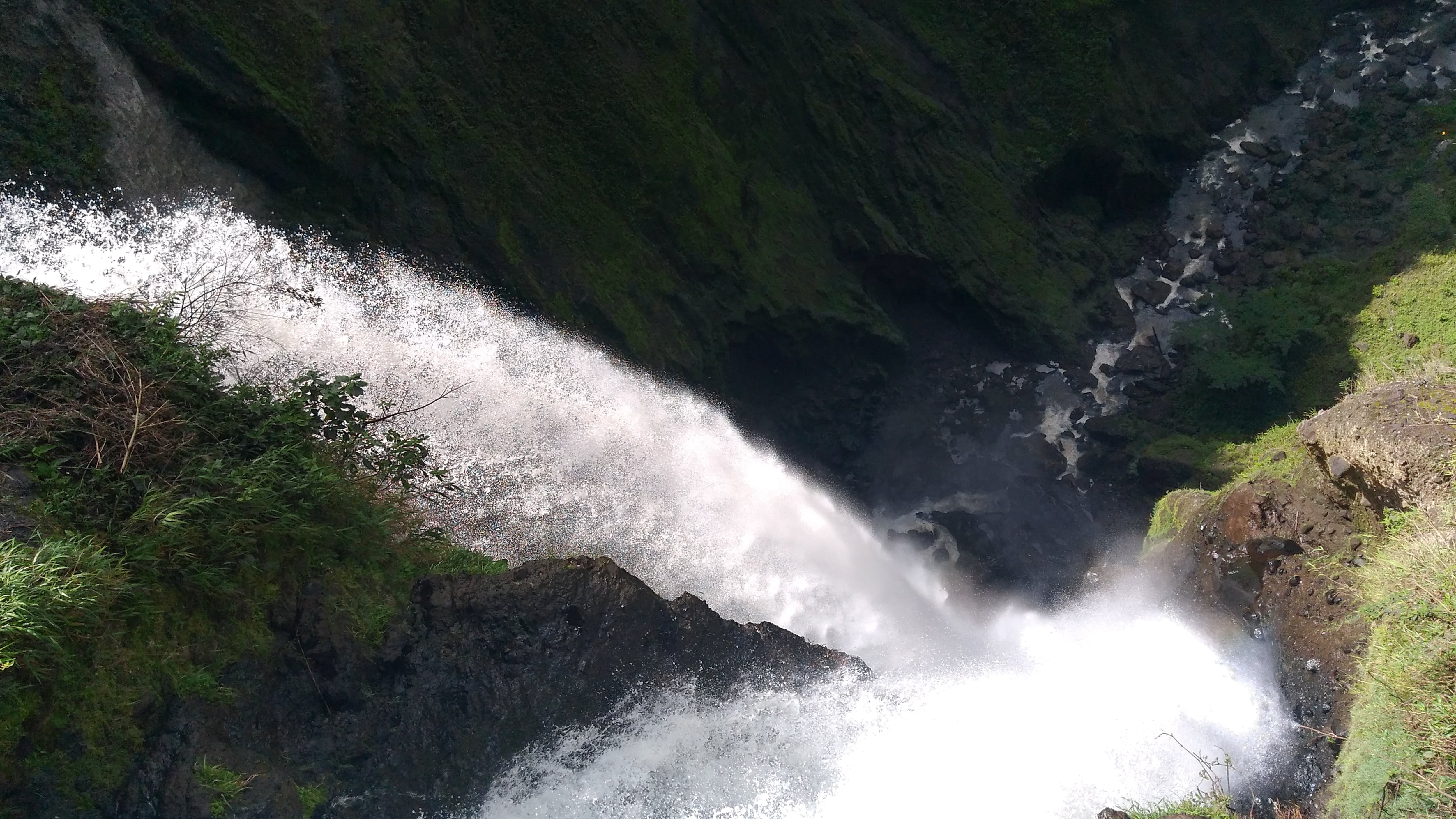 El Salto de Bordones está ubicado en el Parque nacional natural Puracé, en el departamento del Huila, Colombia.