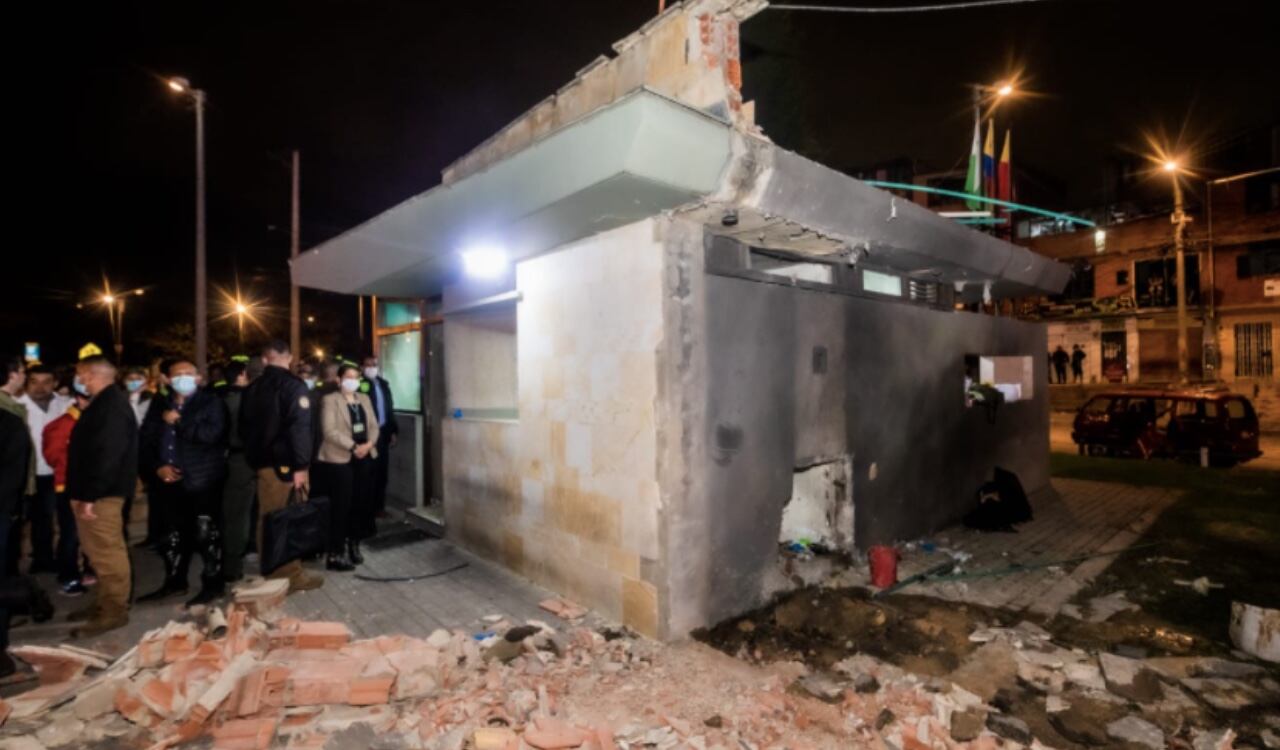 El exterior del CAI también se vio muy afectado por el atentado con explosivos