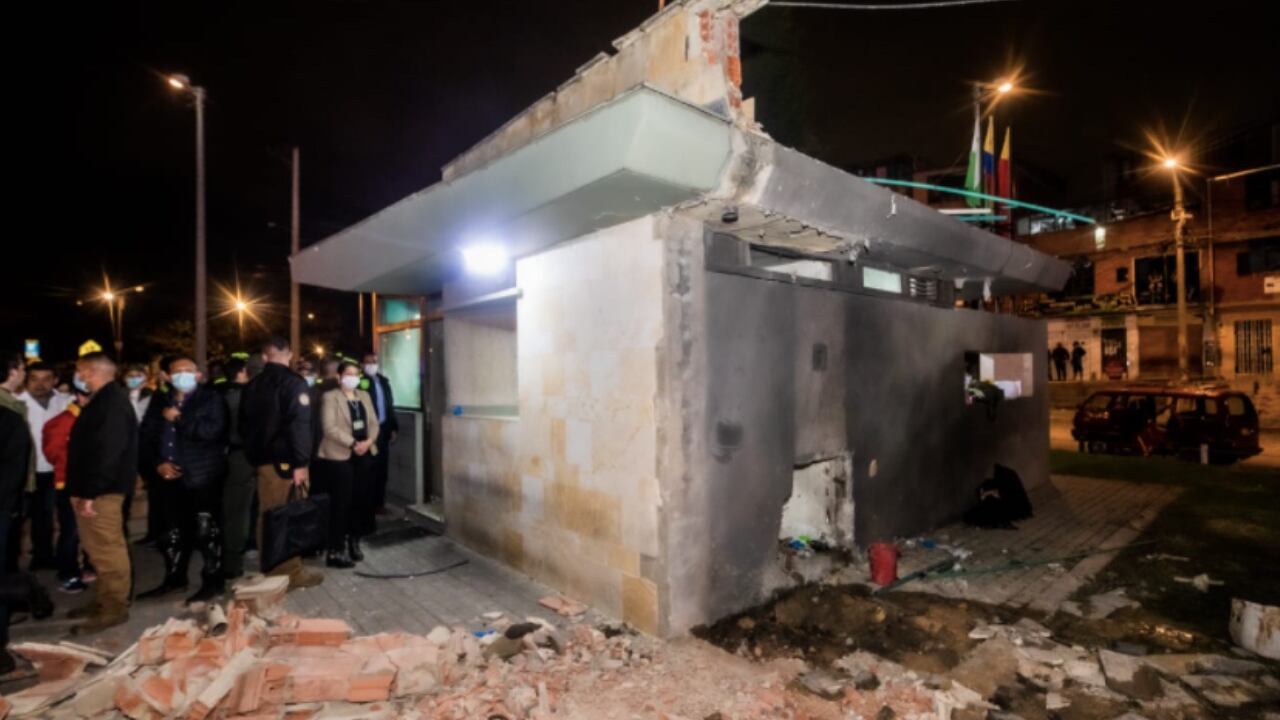 El exterior del CAI también se vio muy afectado por el atentado con explosivos