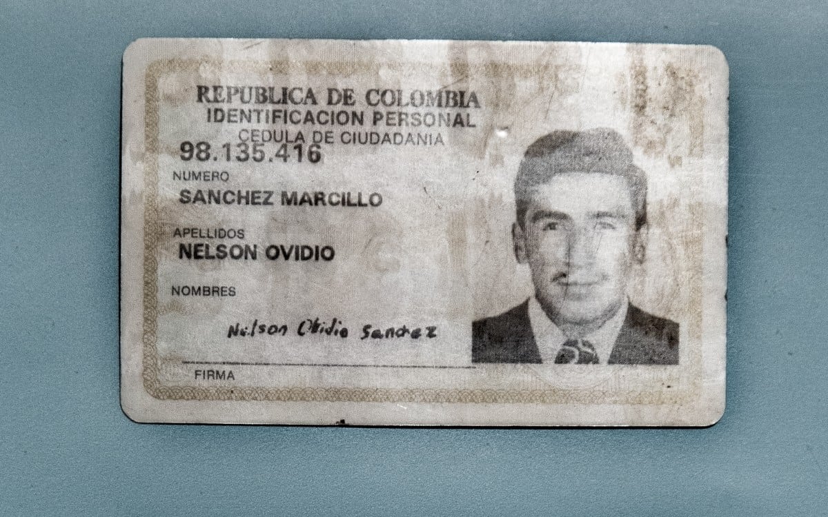 La segunda generación fue la cédula café plastificada (1993-2010), cuyo tamaño era de 8.5 x 5.5 centímetros y tenía una composición de tres láminas sintéticas.