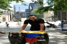 El 22 de septiembre de 2013, las autoridades encontraron el cuerpo del cartagenero Erick Cabarcas en una zona marginal de Chicago (EE. UU.). Su esposa, Bárbara Bermúdez, no tenía noticias de él desde la madrugada de ese día, cuando él le había mandado un mensaje de texto diciéndole que ya iba para su casa tras visitar a un amigo. Las autoridades hallaron el cuerpo sin sus pertenencias, además, se le llevaron sus instrumentos musicales y el carro en el que se movilizaba. / Facebook.