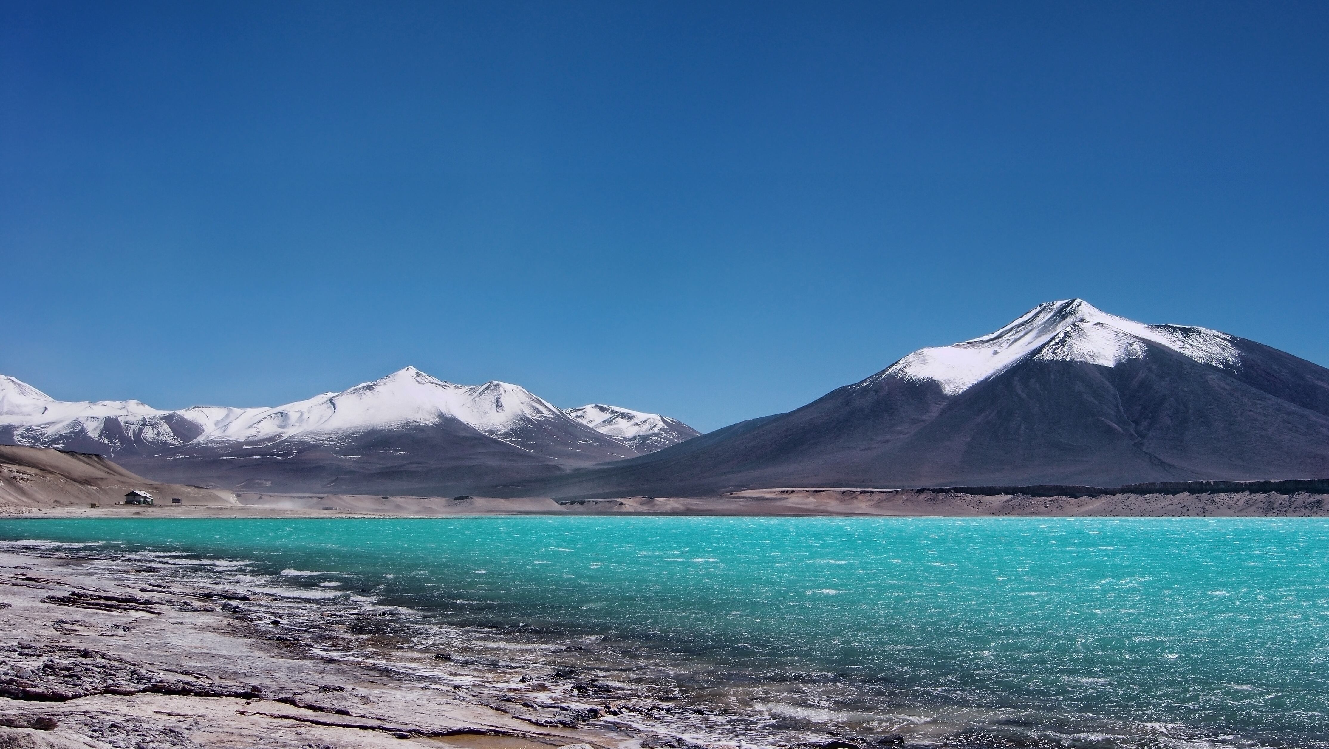 Lago del volcán de los Ojos del Salado.