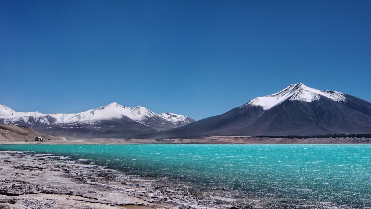 Lago del volcán de los Ojos del Salado