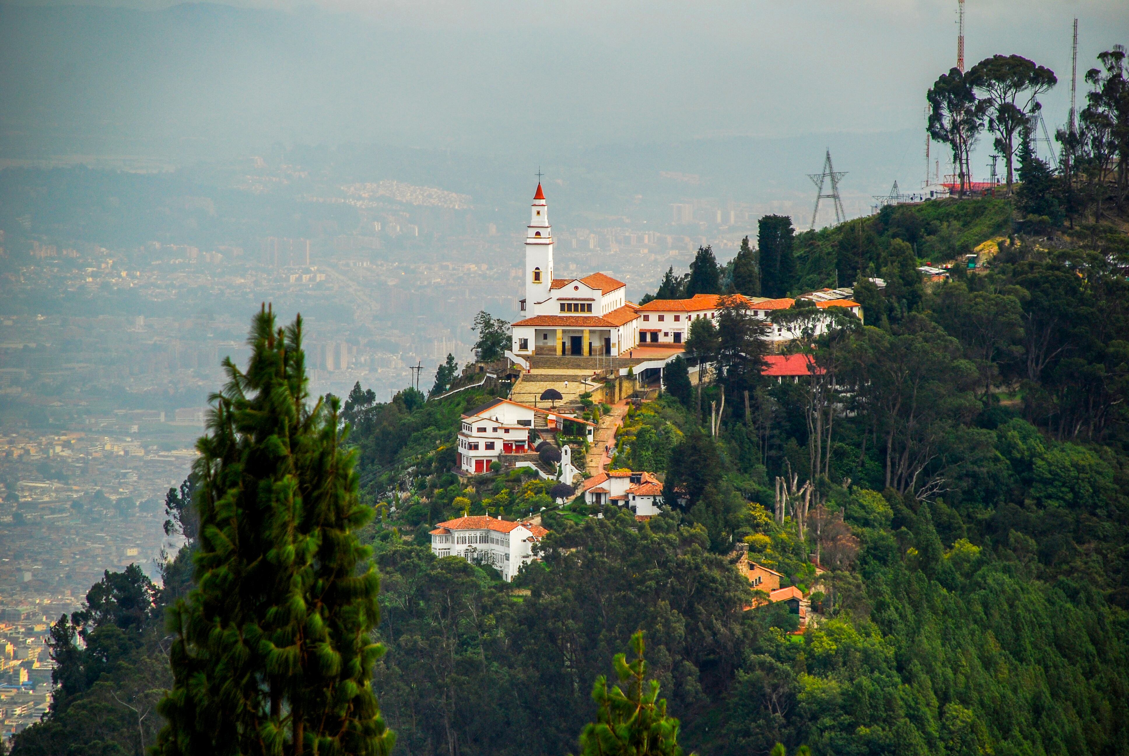 Visitar a Monserrate y disfrutar del paisaje y la gastronomía de la Capital