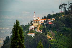 Visitar a Monserrate y disfrutar del paisaje y la gastronomía de la Capital