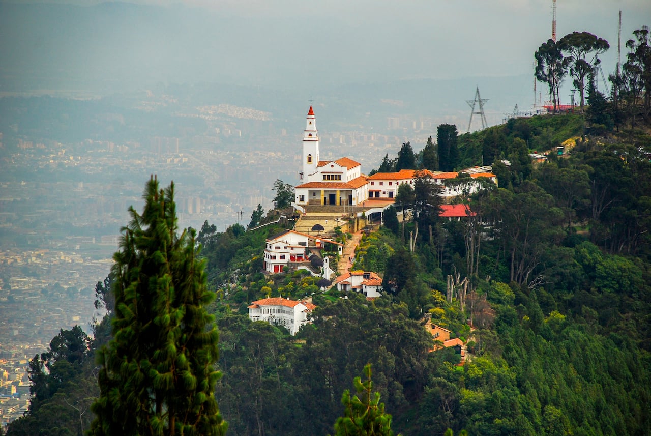 Visitar a Monserrate y disfrutar del paisaje y la gastronomía de la Capital