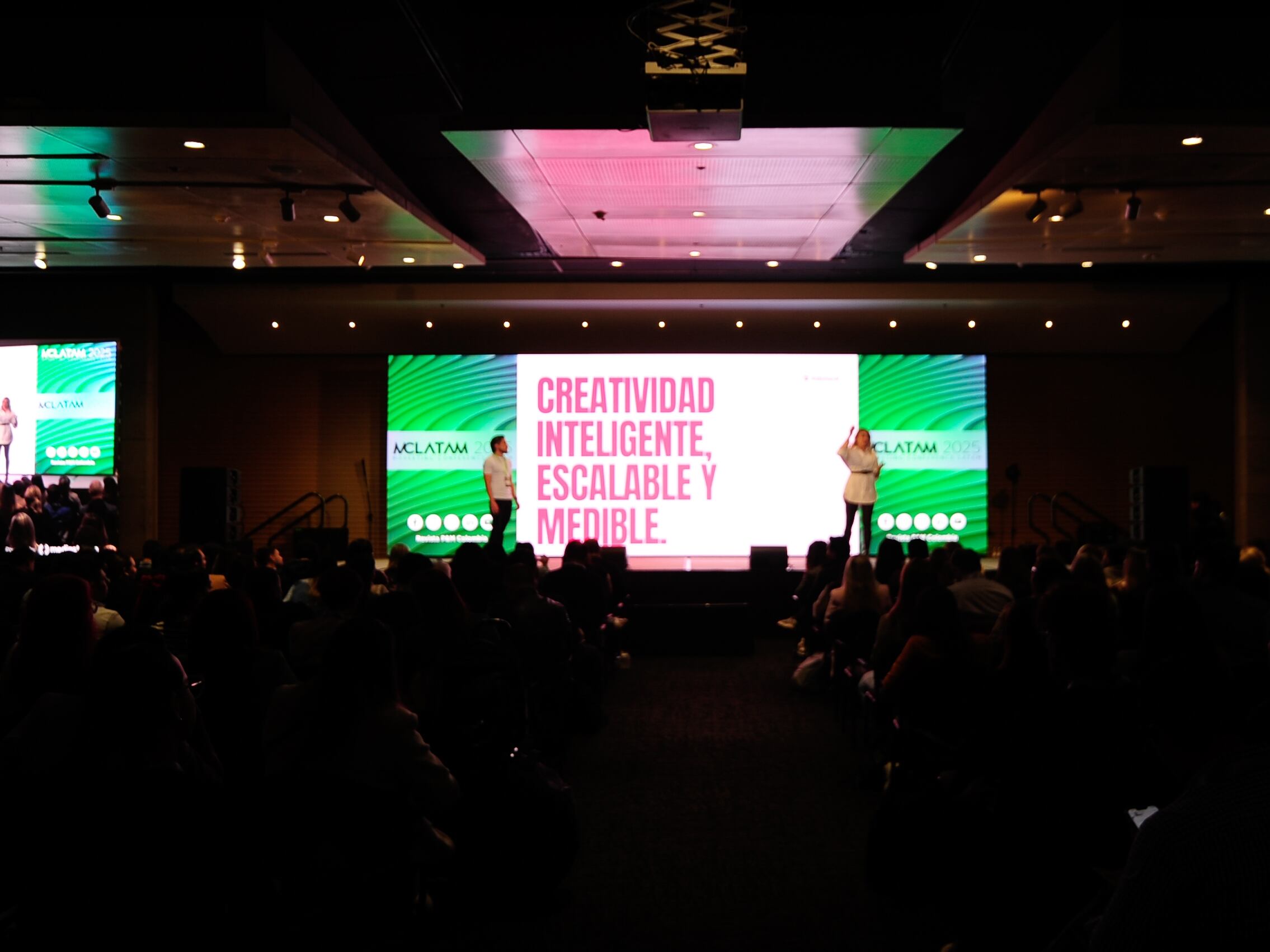 Según los expertos, los desafíos inmediatos para marcas y agencias es aprovechar la IA de manera estratégica y proteger la confianza de los consumidores.