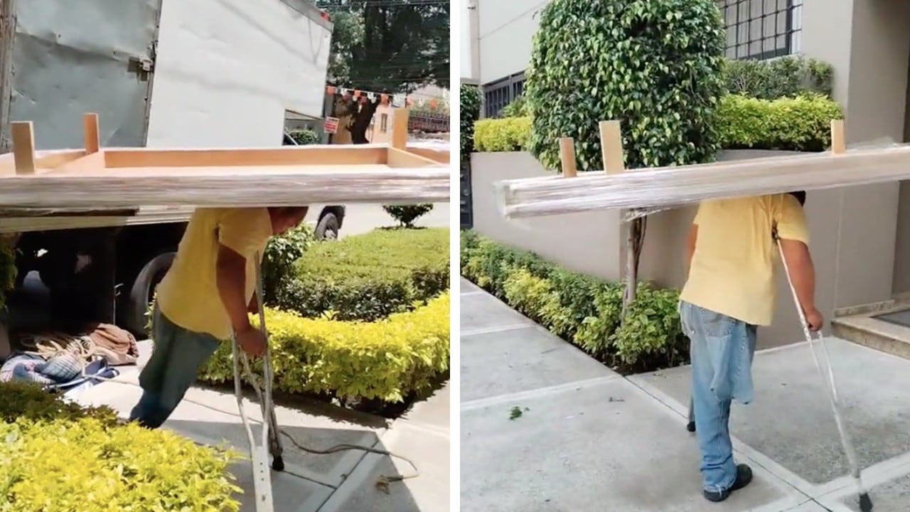 Un señor sin una pierna, trabaja cargando objetos pesados