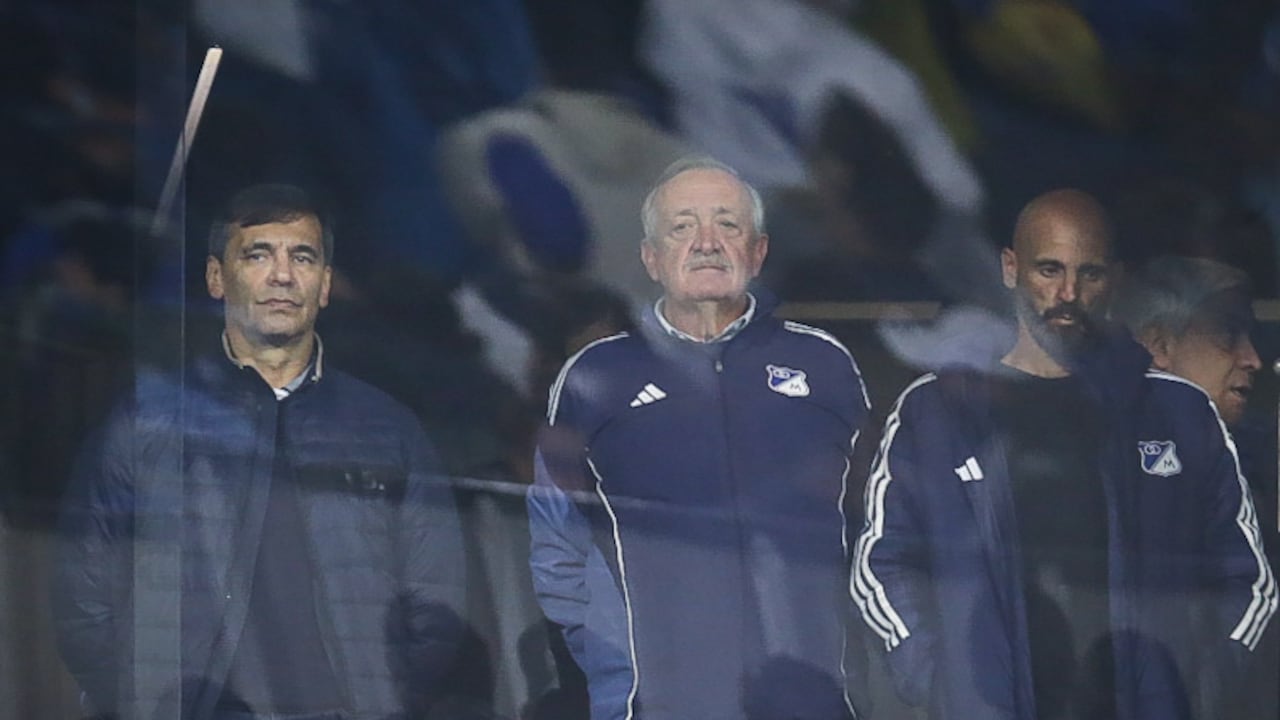 Fabián Bustos, técnico de Millonarios, al lado de los dirigentes Enrique Camacho y Ariel Michaloutsos.