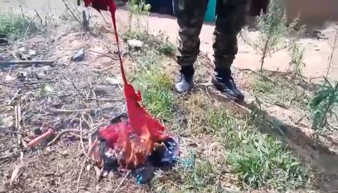 Cabecillas de las disidencias Carlos Patiño intentan generar miedo y confusión en la población de El Plateado, Cauca, a través de la instalación de banderas y grafitis alusivos a otros grupos armados ilegales.