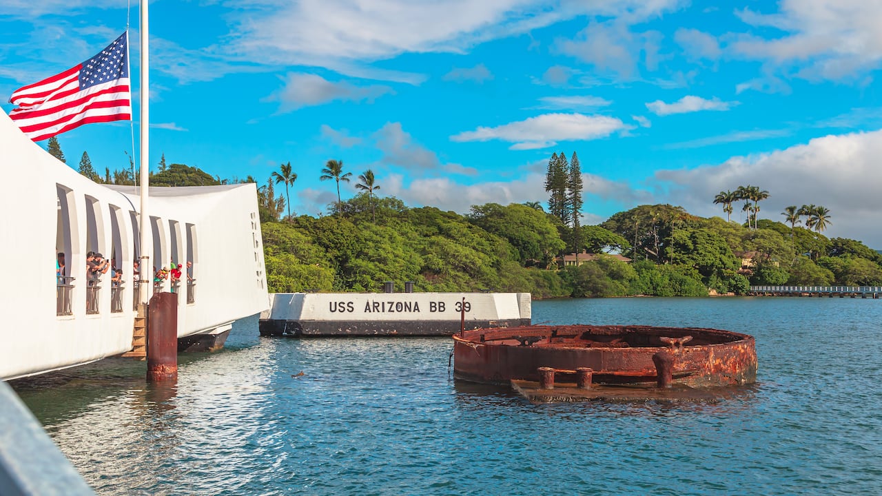 Banderas a media asta ondean en honor a las víctimas de Pearl Harbor y recientes tragedias locales en Estados Unidos.