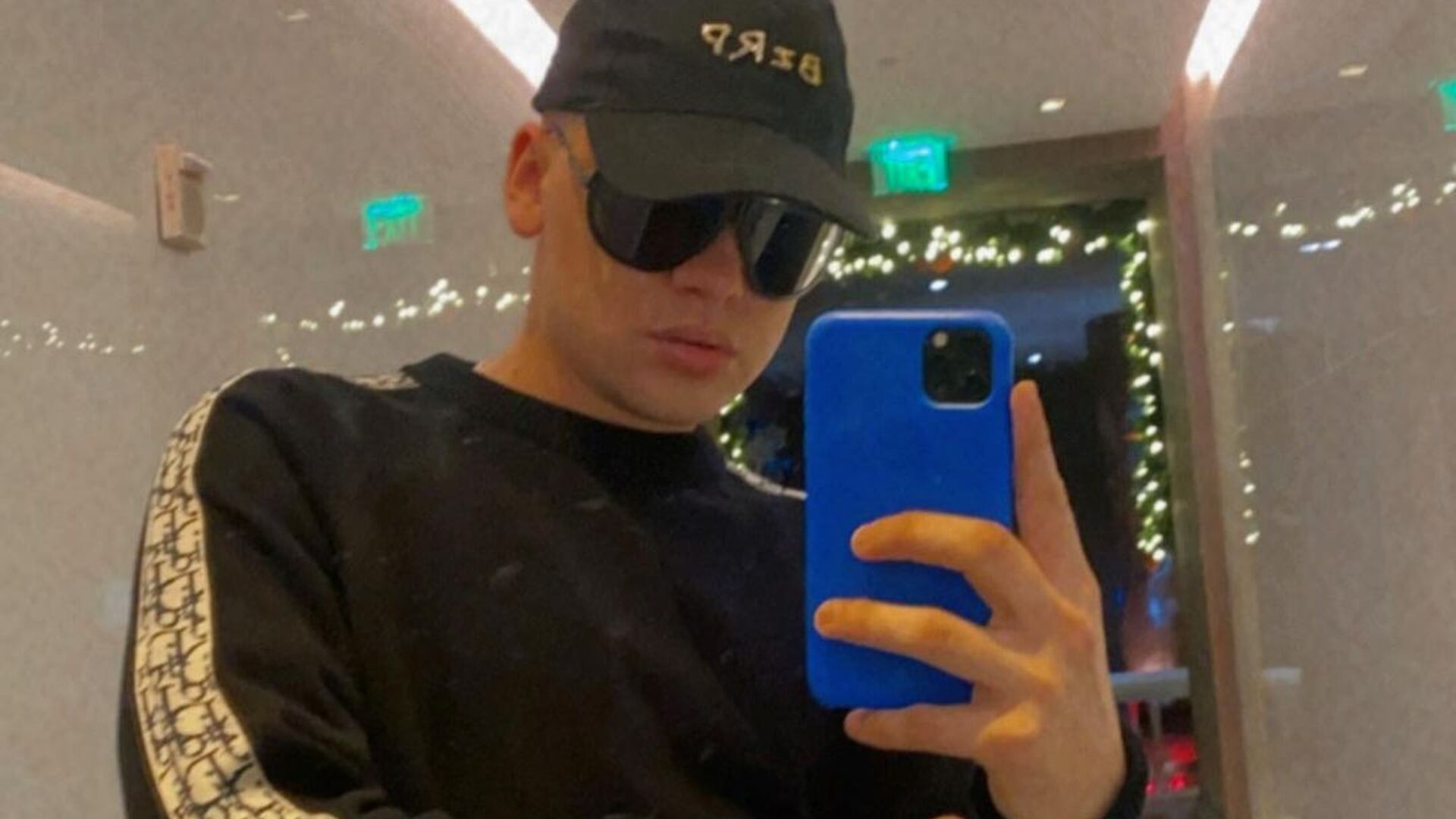 El Cantante nunca se muestra sin lentes oscuros y ni gorra. Foto: Instagram @bizarrap.