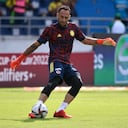 BARRANQUILLA, COLOMBIA - OCTOBER 14: David Ospina of Colombia warms up prior to a match between Colombia and Ecuador as part of South American Qualifiers for Qatar 2022 at Estadio Metropolitano on October 14, 2021 in Barranquilla, Colombia. (Photo by Guillermo Legaria/Getty Images)