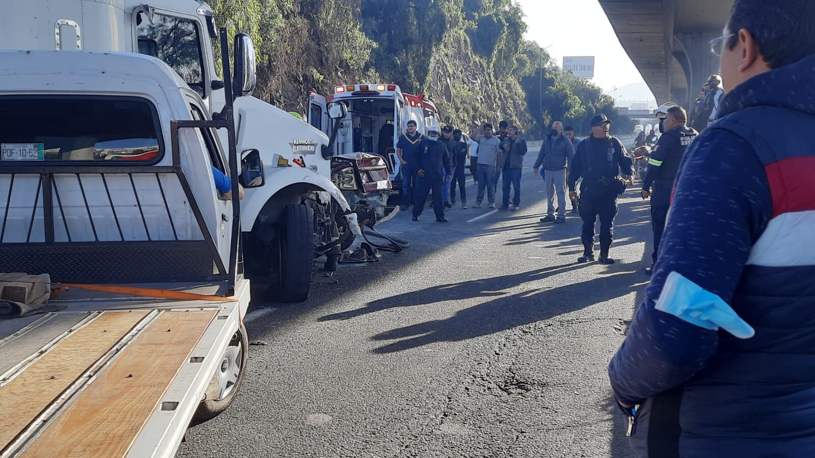 Un conductor se salvó de milagro luego de que el vehículo en que se movilizaba quedó atrapado entre dos tráileres, en un accidente que se registró en la vía que del Estado de México conduce a Queretáro, según confirmaron las autoridades.