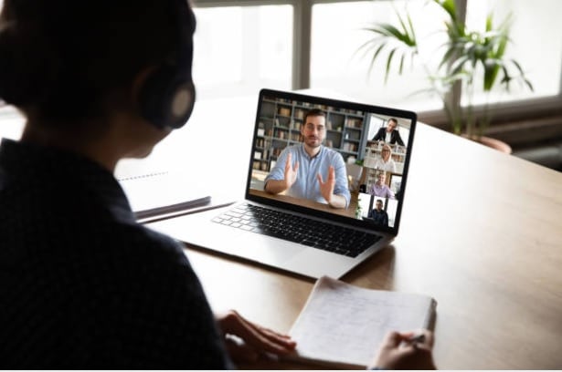 La plataforma de videoconferencias Google Meet lanza nuevas funciones que ofrecen grabación, transcripción y toma de notas automáticas, facilitando la organización de la información discutida en las reuniones.