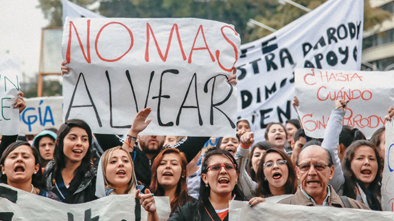 Estudiantes y profesores adelantaron el viernes un plantón, frente al Ministerio de Educación, para exigir soluciones.