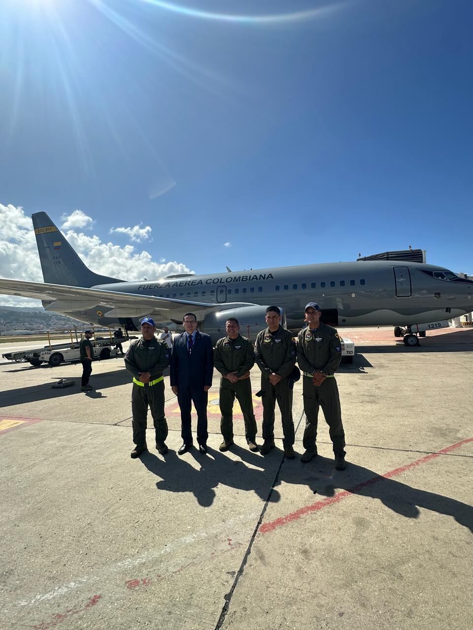 Miembros de la FAC están repatriando a los colombianos.