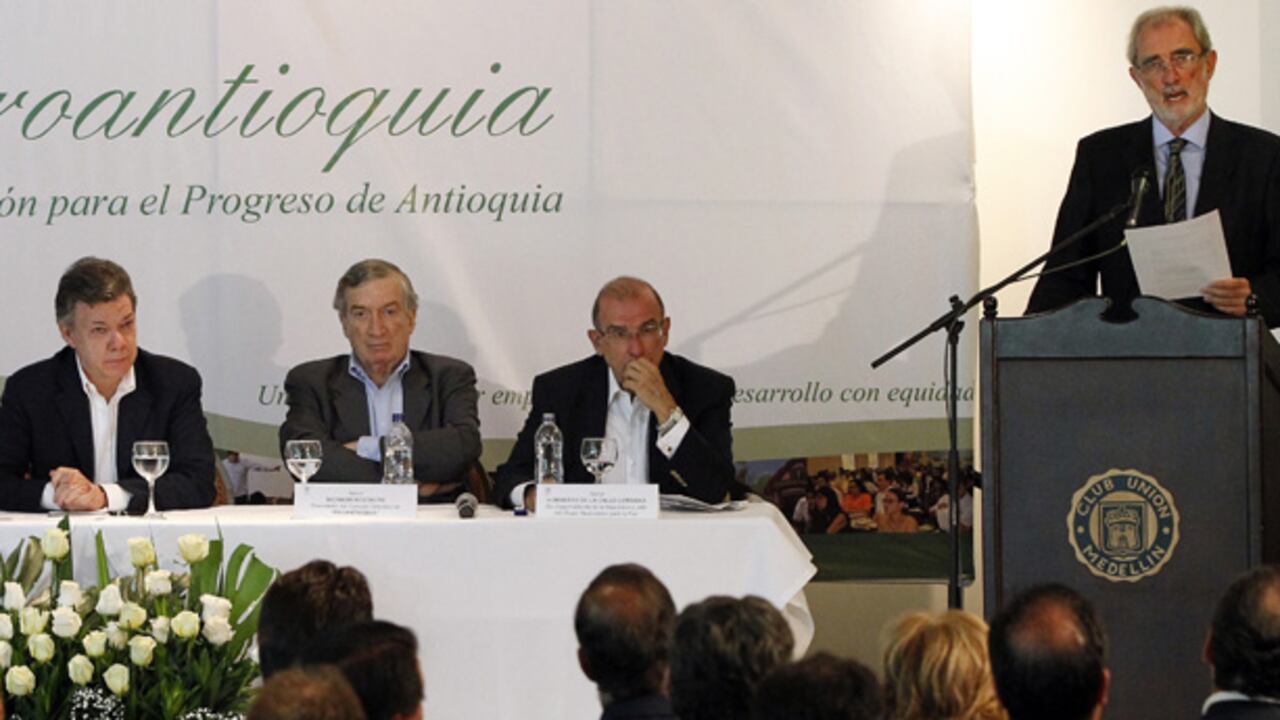 El presidente Juan Manuel Santos asistió a la asamblea de la entidad. Lo acompañan Nicanor Restrepo Santamaría, presidente de la junta directiva de Proantioquia, Humberto de la Calle y Juan Sebastián Betancur, presidente de Proantioquia.