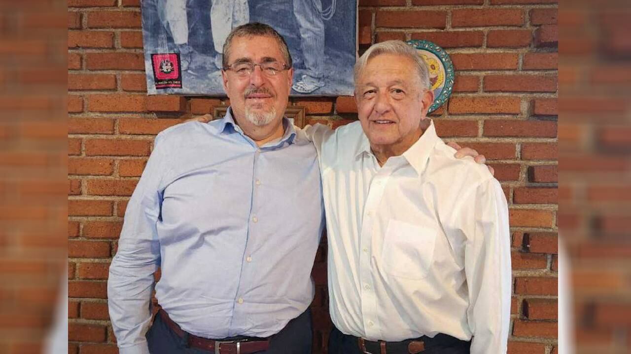 El presidente mexicano, Andrés Manuel López Obrador, junto al mandatario electo de Guatemala, Bernardo Arévalo, tras una reunión.