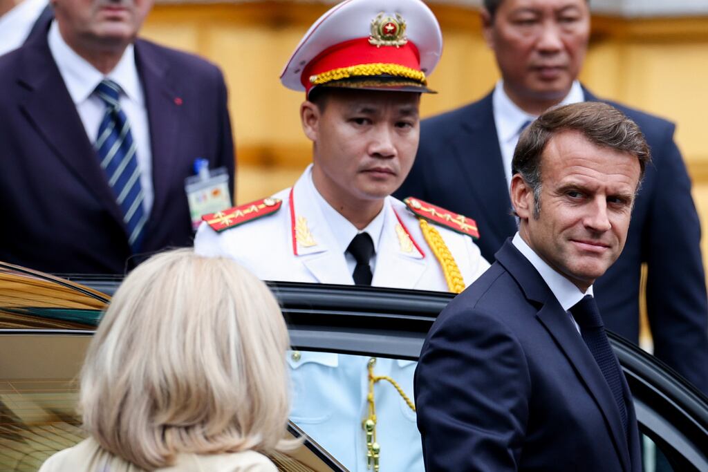 El presidente francés, Emmanuel Macron, y su esposa, Brigitte Macron, llegan al Palacio Presidencial para una ceremonia de bienvenida en Hanói, Vietnam, el lunes 26 de mayo de 2025. (Chalinee Thirasupa/Pool Photo vía AP)