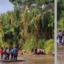 Así cruzan una quebrada estudiantes de Tierralta para llegar al colegio: una balsa terminó hundiéndose