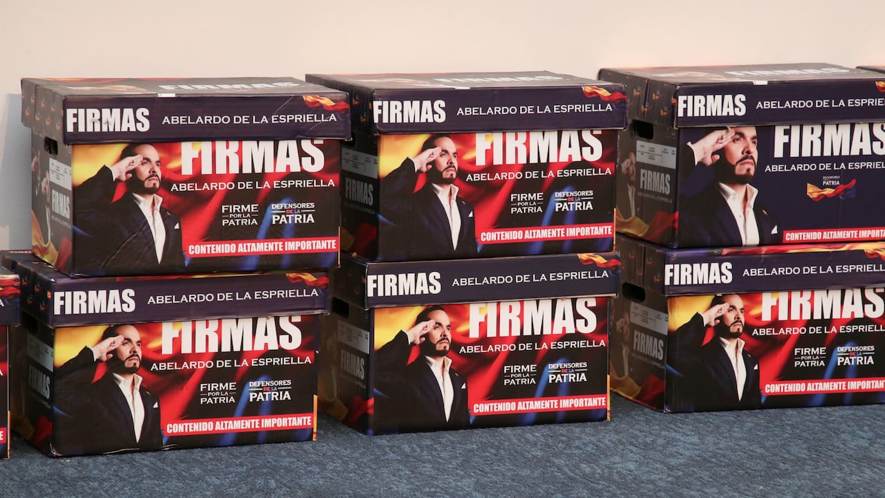 Entrega de firmas en la Registraduria del precandidato Abelardo de la Espriella.