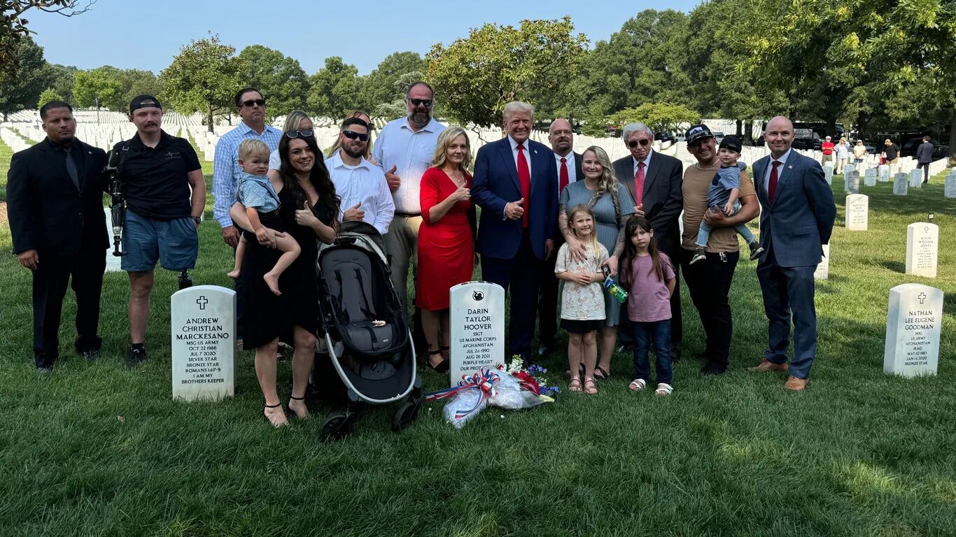 Donald Trump en evento en el cementerio de Arlington junto a familiares de fallecidos en bombardeo en Afganistán.