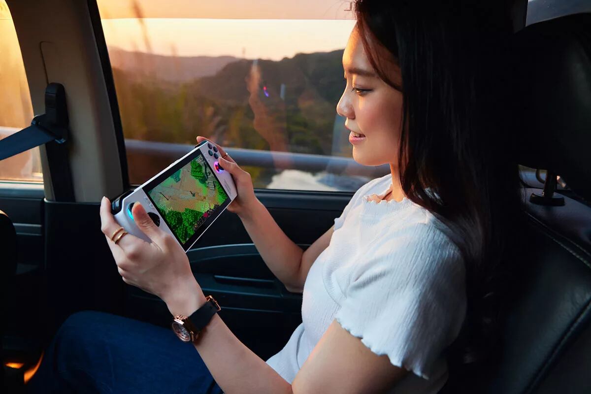 “Juega solo, conéctate a un televisor para jugar con amigos o eleva tu experiencia al siguiente nivel con las GPU externas ROG XG Mobile”, señala ASUS.