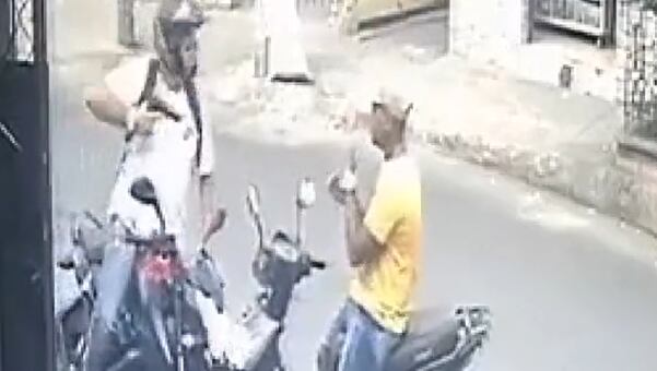 El primer hombre llegó intimidando con una pistola.