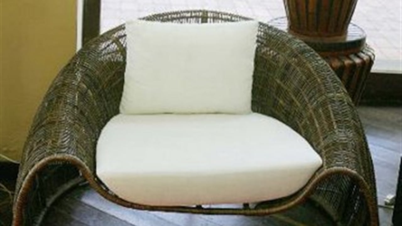 La investigación concluye que los que se sentaron en sillas con menos movimiento fueron más agresivos en su oferta y menos flexibles con su interlocutor y consideraron a su adversario de manera menos emocional.