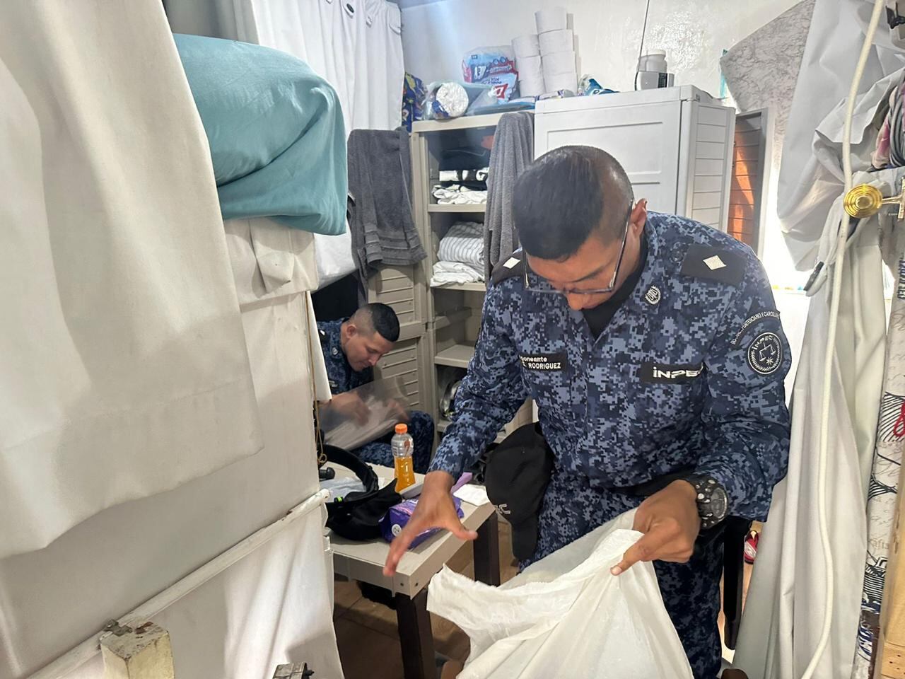 Extraditables en La Picota convirtieron un dispensador de agua en una particular caleta para celulares