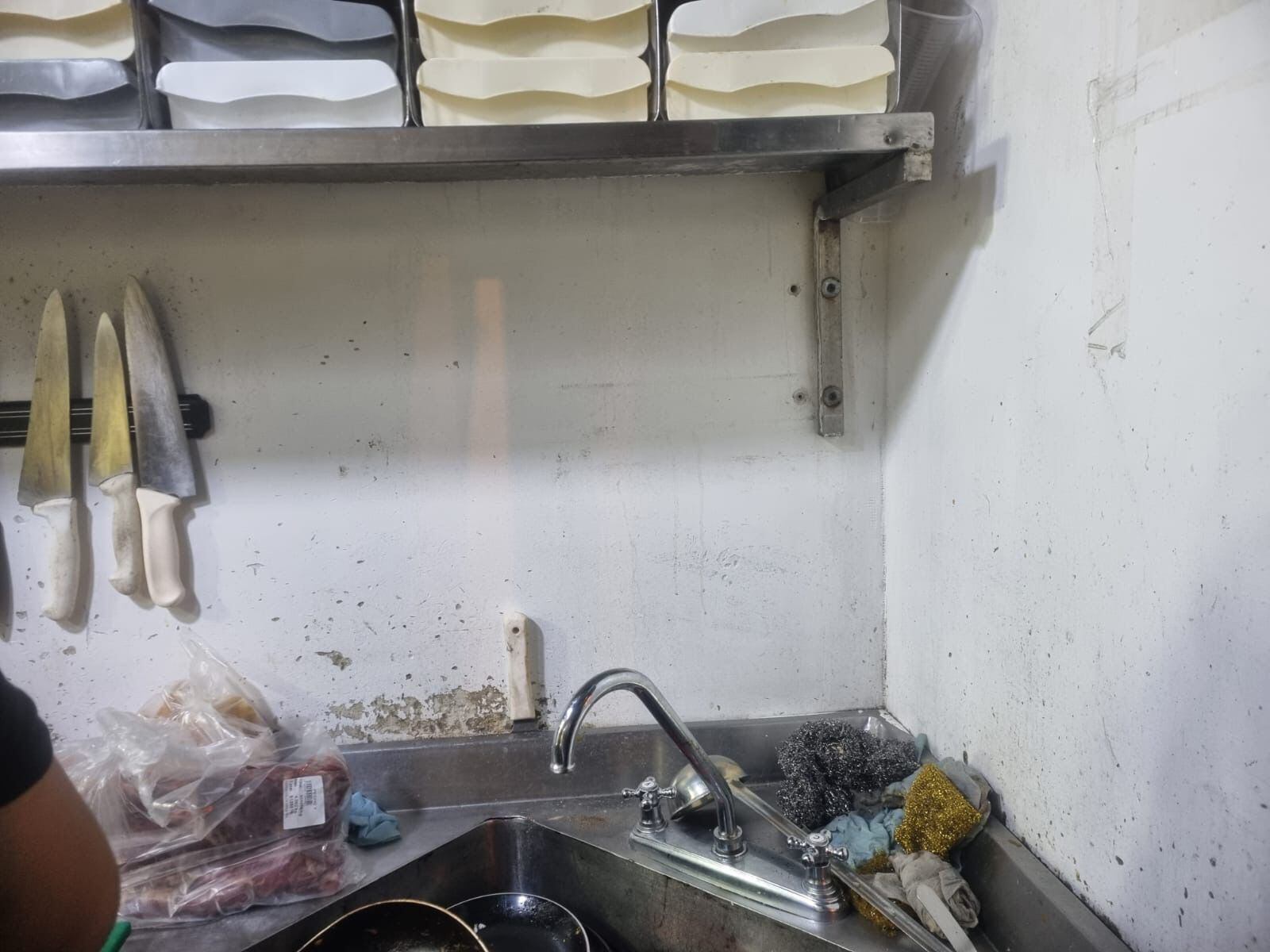 La cocina no contaba con las medidas mínimas de salubridad.