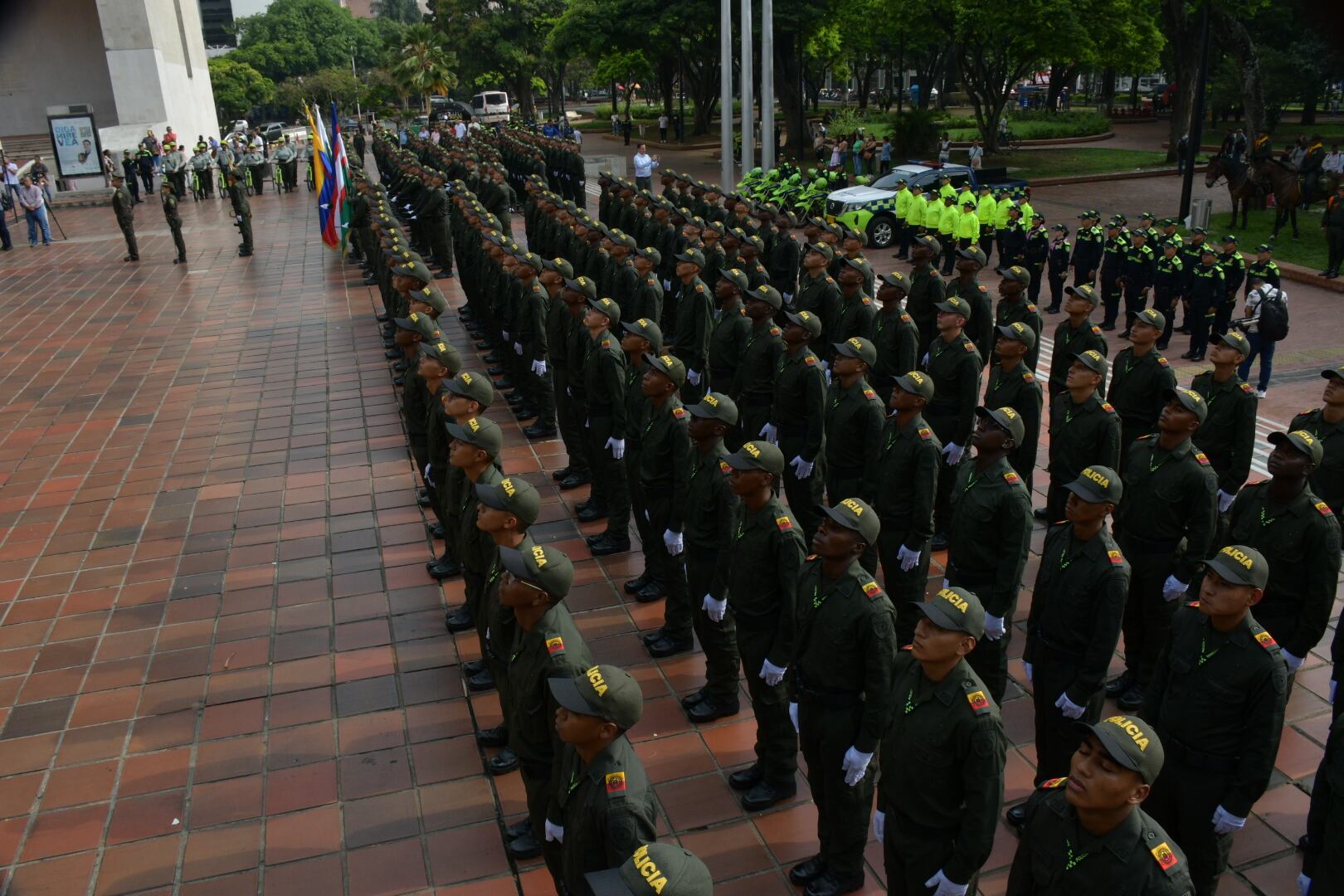 esta hora 287 auxiliares de la policía, Juran  Bandera en la plazoleta del cam de Cali.